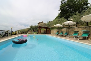 Water, Building, Sky, Plant, Swimming Pool, Seaside Resort, Cloud, House, Tree, Chair