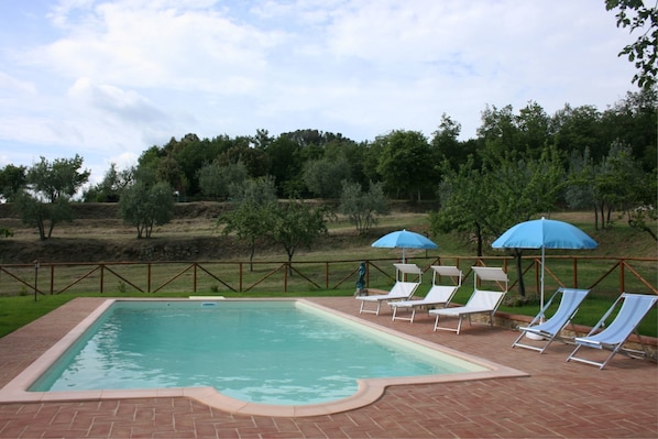 L'Eau, Nuage, Ciel, Plante, Piscine, Bleu Azur, Ombre, Arbre, Mobilier De Jardin, Parapluie