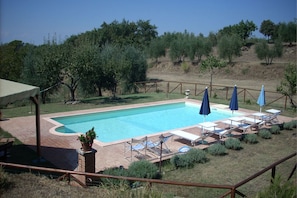 L'Eau, Plante, Propriété, Ciel, Piscine, Bâtiment, Ombre, Arbre, Mobilier De Jardin, Loisir