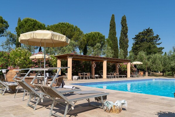 Building Exterior, Outdoor, Pool
