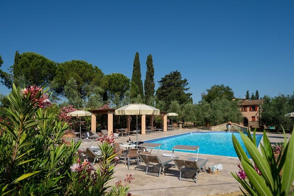 Building Exterior, Outdoor, Pool