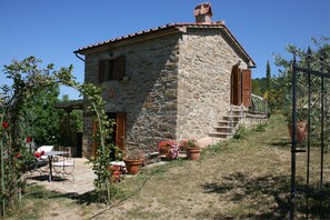 Pflanze, Himmel, Gebäude, Fenster, Grundstueck, Baum, Haus, Hütte, Gras, Ländliches Gebiet