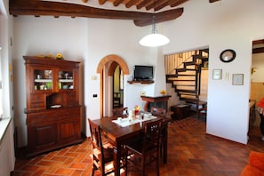 Tabelle, Möbel, Eigentum, Gebäude, Bilderrahmen, Stuhl, Holz, Interior Design, Cabinetry, Wohnzimmer