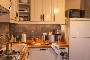 Kitchen Appliance, Kitchen, Countertop, Major Appliance, Cabinetry, Furniture, Home Appliance, Small Appliance, Interior Design, Kitchen Stove