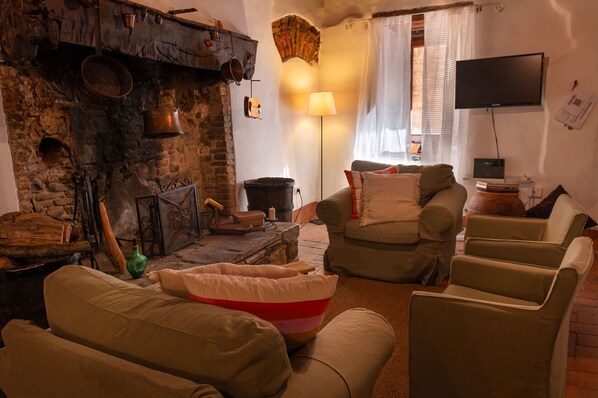Furniture, Interior Design, Wall, Wood, Room, Flooring, Couch, Living Room, Lighting, Ceiling