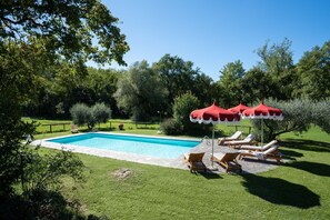 Plante, L'Eau, Ciel, Piscine, Ombre, Parapluie, Arbre, Bâtiment, Mobilier De Jardin, Chaise