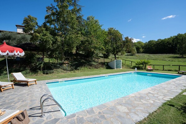 L'Eau, Ciel, Plante, Piscine, Bleu Azur, Bâtiment, Ombre, Arbre, Herbe, Rectangle