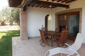Balcony / Terrace / Patio, Building Exterior, Garden, Outdoor