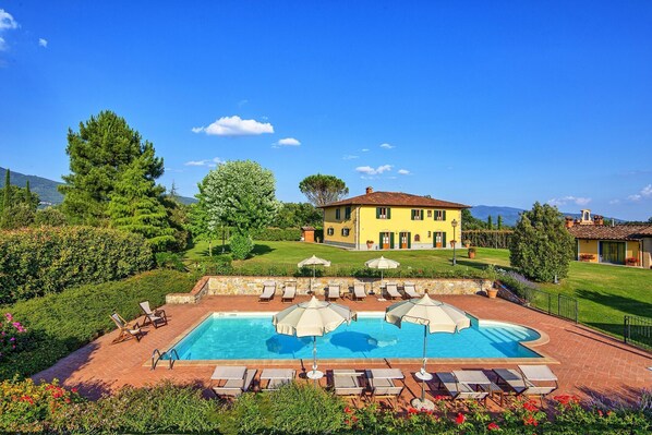 Building Exterior, Garden, Pool