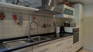 Küche, Countertop, Spüle, Sinken, Cabinetry, Küchengerät, Interior Design, Flooring, Armatur, Zapfhahn