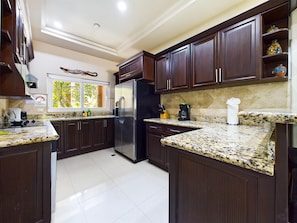 Gourmet kitchen, fully equipped, granite countertops.