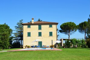 Sky, Plant, Building, Window, Tree, Land Lot, House, Grass, Cottage, Residential Area