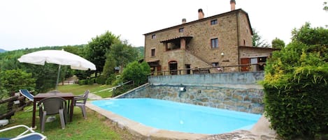 Acqua, Pianta, Proprietà, Costruzione, Cielo, Piscina, Casa, Ombrello, Finestra, Lotto