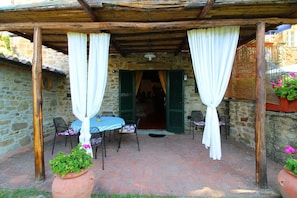 Pflanze, Gebäude, Blumentopf, Zimmerpflanze, Tabelle, Tür, Haus, Schatten, Interior Design, Holz