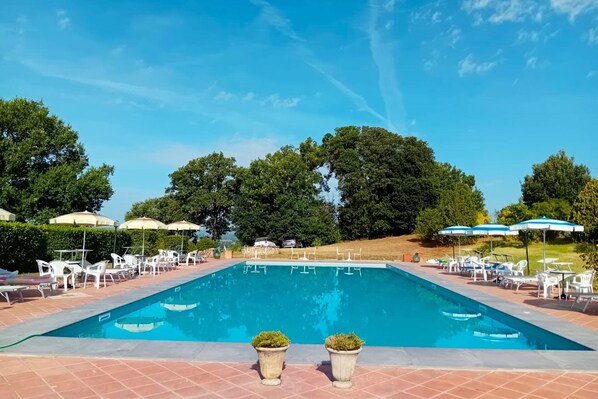Water, Sky, Plant, Cloud, Swimming Pool, Building, Azure, Tree, Outdoor Furniture, Shade