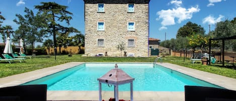 Agua, Cielo, Nube, Planta, Propiedad, Edificio, Piscina, Azur, Árbol, Encendiendo