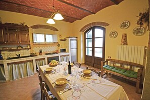 Amenities, Dining Room, Facilities, Kitchen