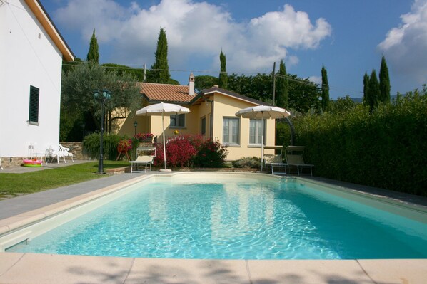 L'Eau, Ciel, Nuage, Plante, Bâtiment, Propriété, Fenêtre, Piscine, Bleu Azur, Arbre