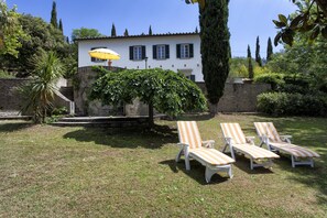 Propriété, Herbe, Table, Maison, Meubles, Arbre, Immobilier, Botanique, Bâtiment, Jardin