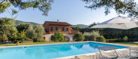 Acqua, Pianta, Cielo, Costruzione, Piscina, Azzurro, Albero, Architettura, Shade, Zona Residenziale