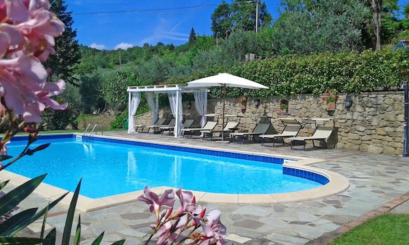 Building Exterior, Garden, Pool