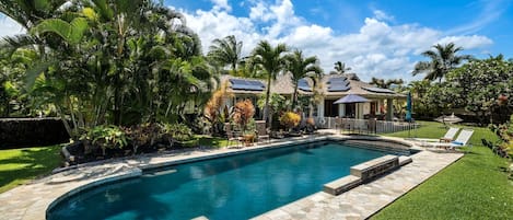 The backyard pool and back exterior of this Kona Hawai'i vacation rental.