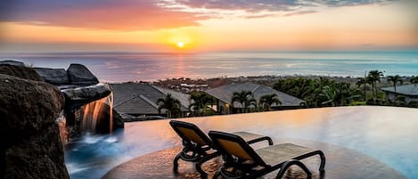 Private Infinity Pool with 180-degree Coastline Ocean Views at this Kona Hawai'i vacation rental.