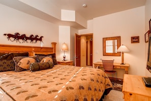 Elegant main bedroom - Park City Lodging-Lift Lodge 203