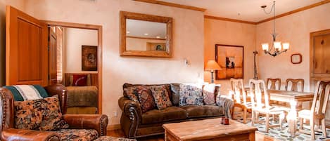 Sumptuous living and dining - Park City Lodging-Lift Lodge 203