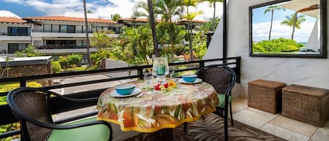 he lanai features a dining table and a view of the ocean