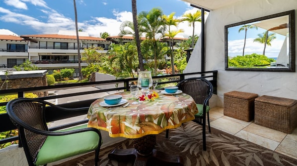 he lanai features a dining table and a view of the ocean