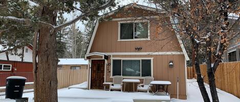 Snow covered Big Bear Cool Cabins, Cozy Moonlight Chalet front