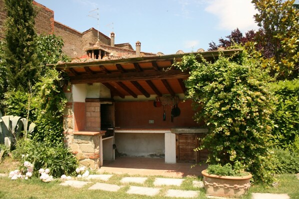 Plante, Propriété, Ciel, Bâtiment, Arbre, Ombre, Lot Terre, Végétation, Chalet, Nuage