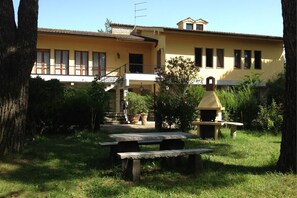 Planta, Edificio, Cielo, Propiedad, Ventana, Árbol, Sombra, El Terreno Del Lote, Barrio Residencial, Hierba