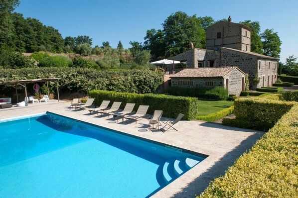 Building Exterior, Garden, Pool