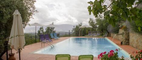 Water, Plant, Property, Cloud, Sky, Building, Swimming Pool, Chair, Flower, Nature