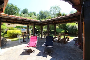 Pflanze, Möbel, Himmel, Gebäude, Schatten, Baum, Stuhl, Blumentopf, Gartenmöbel, Haus