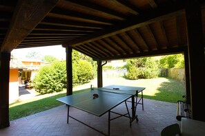 Pflanze, Eigentum, Gebäude, Tabelle, Fenster, Schatten, Baum, Die Architektur, Holz, Gartenmöbel