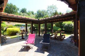 Pflanze, Möbel, Himmel, Gebäude, Schatten, Baum, Stuhl, Blumentopf, Gartenmöbel, Haus
