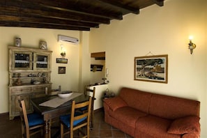 Room, Property, Building, Furniture, Interior Design, House, Living Room, Real Estate, Ceiling, Table