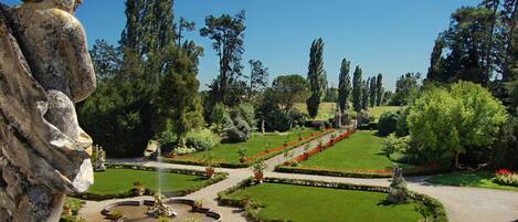 All bedrooms face the Italian style garden which lays in front of the façade and the apartment entrance