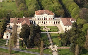 Ca' Marcello - Private Palladian villa (16th century) The self catering apartment (8-9 people) is located in the eastern wing. A private parking lot is available in the property