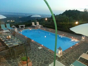 Choreography of a dinner by the pool