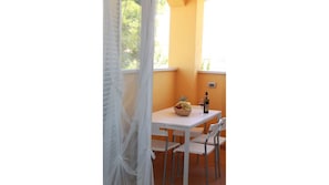 Zimmer, Vorhang, Eigentum, Möbel, Interior Design, Fensterbehandlung, Tabelle, Haus, Gelb, Fussboden