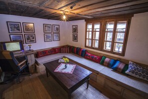 Room, Property, Building, Interior Design, Furniture, House, Ceiling, Real Estate, Living Room, Architecture