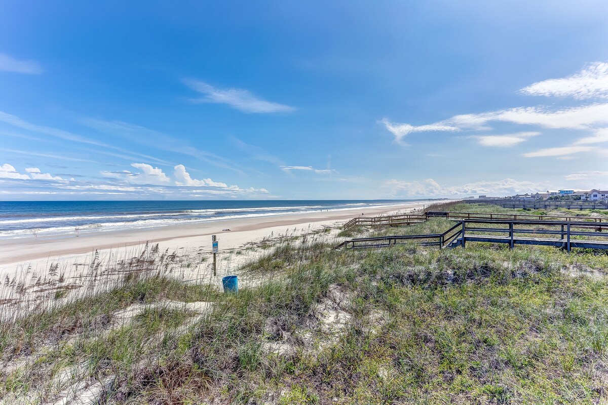 Dog Friendly-Enjoy the Sun and Endless Ocean Views from the Upper Deck