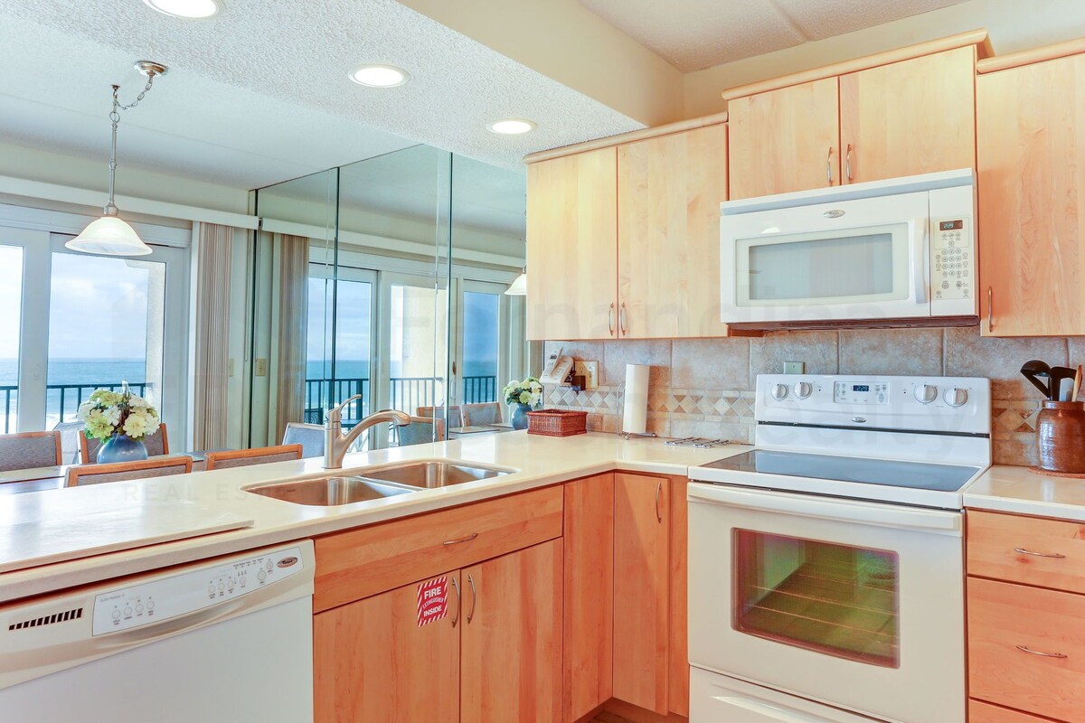 2 Bed/2 Bath, 4th floor Oceanfront condo sleeps 4. Oceanfront deck and pool.