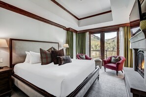 Indoors, Cushion, Home Decor, Lamp, Bed