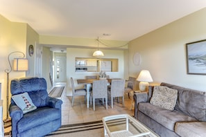 Living Room/Dining Area
