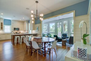 Spacious Kitchen and dining area!